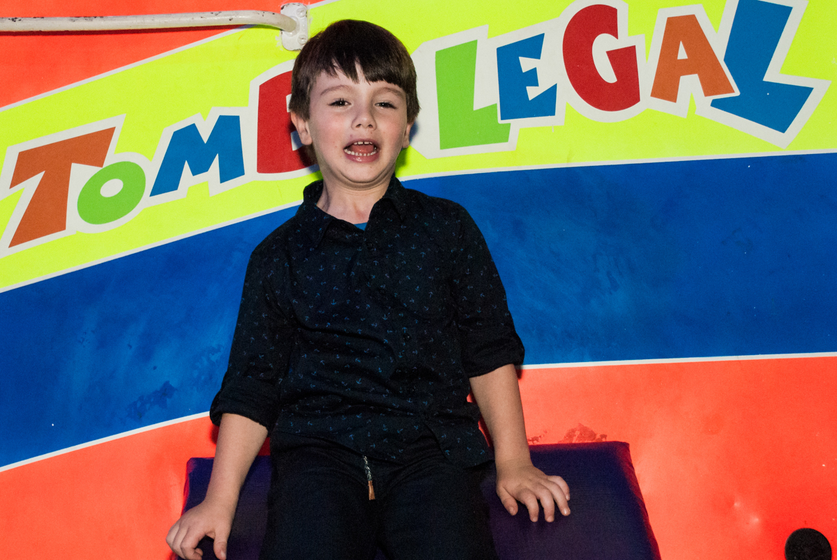 preparando para cair do tombo legal no Buffet Fábrica da Alegria, Morumbi, São Paulo aniversário de Arthur 4 anos e Alex 2, tema da festa Patrulha Canina