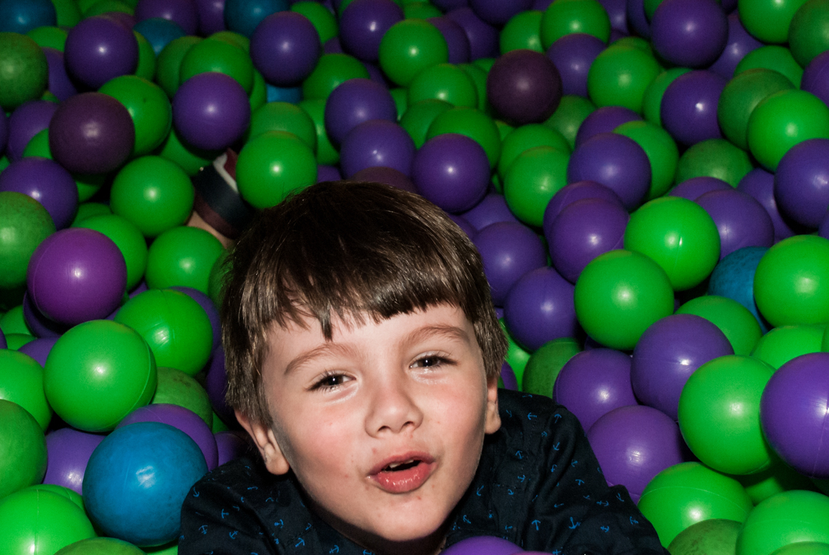 brincando na piscina de bolinhas no Buffet Fábrica da Alegria, Morumbi, São Paulo aniversário de Arthur 4 anos e Alex 2, tema da festa Patrulha Canina