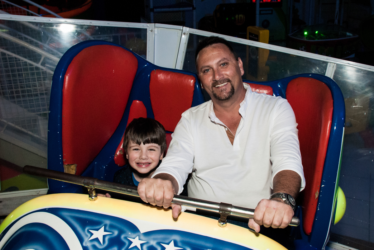 curtindo o brinquedo jornada nas estrelas no Buffet Fábrica da Alegria, Morumbi, São Paulo aniversário de Arthur 4 anos e Alex 2, tema da festa Patrulha Canina