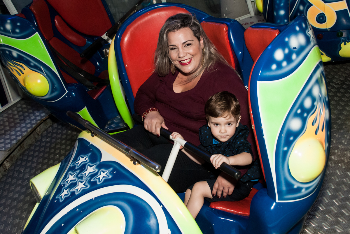 mãe e filho brinca no brinquedo jornada nas estrelas no Buffet Fábrica da Alegria, Morumbi, São Paulo aniversário de Arthur 4 anos e Alex 2, tema da festa Patrulha Canina