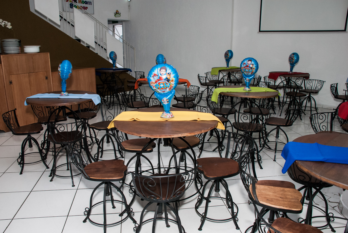 mesas decoradas com balão no Buffet Fábrica da Alegria, Morumbi, São Paulo aniversário de Arthur 4 anos e Alex 2, tema da festa Patrulha Canina