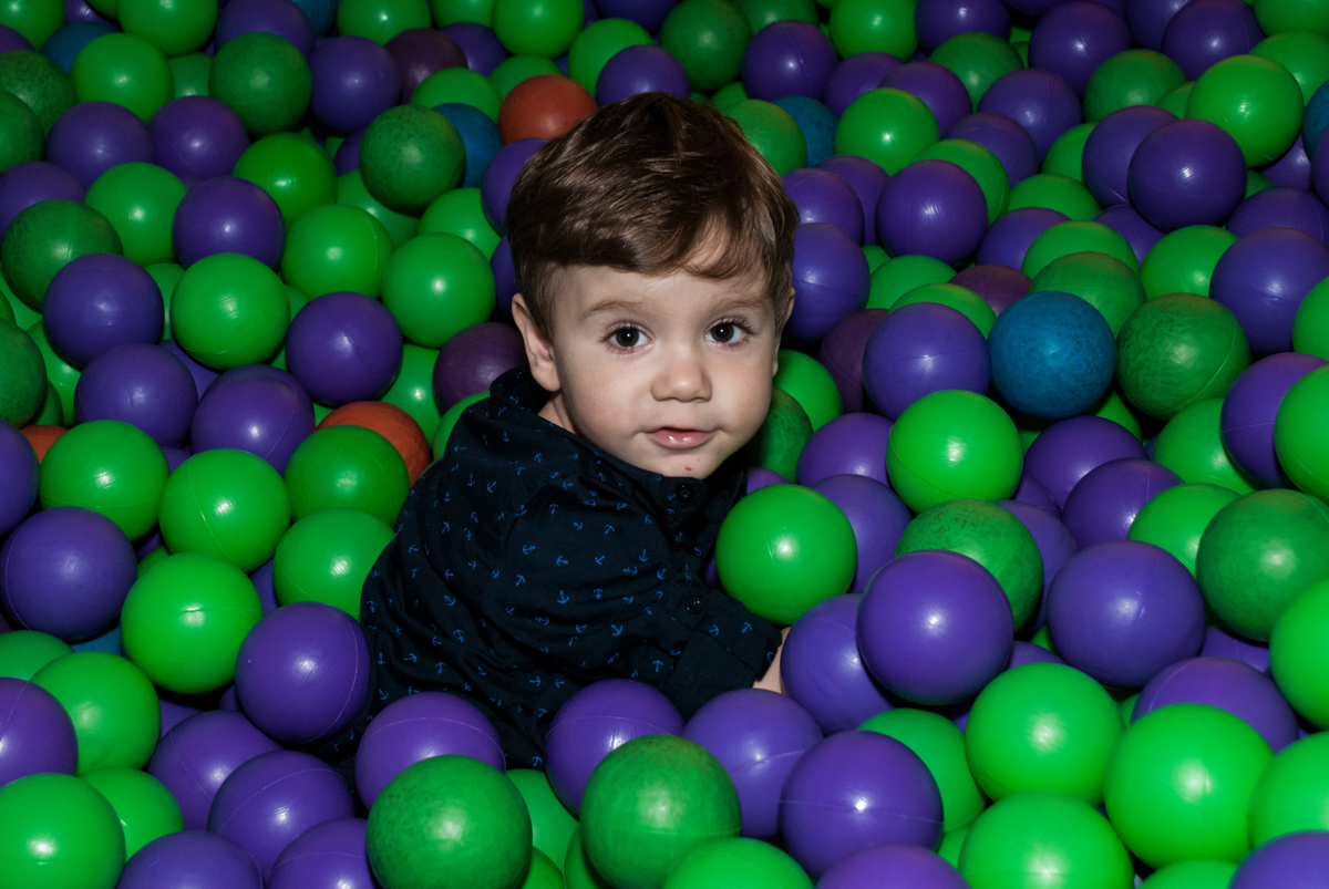 brincando na piscina de bolinhas no Buffet Fábrica da Alegria, Morumbi, São Paulo aniversário de Arthur 4 anos e Alex 2, tema da festa Patrulha Canina