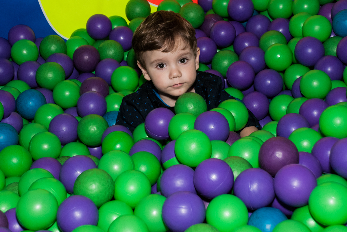 piscina de bolinhas divertida no Buffet Fábrica da Alegria, Morumbi, São Paulo aniversário de Arthur 4 anos e Alex 2, tema da festa Patrulha Canina