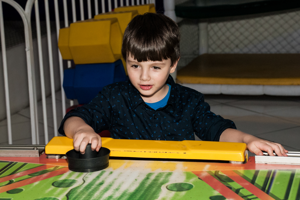 jogo de futebol de mesa no Buffet Fábrica da Alegria, Morumbi, São Paulo aniversário de Arthur 4 anos e Alex 2, tema da festa Patrulha Canina