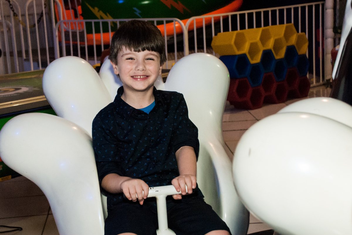 sorrindo ao brincar no carrossel no Buffet Fábrica da Alegria, Morumbi, São Paulo aniversário de Arthur 4 anos e Alex 2, tema da festa Patrulha Canina