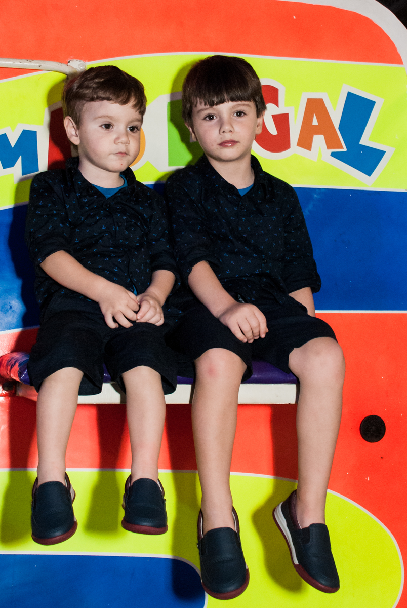 os irmãos caem juntos no tombo legal no Buffet Fábrica da Alegria, Morumbi, São Paulo aniversário de Arthur 4 anos e Alex 2, tema da festa Patrulha Canina