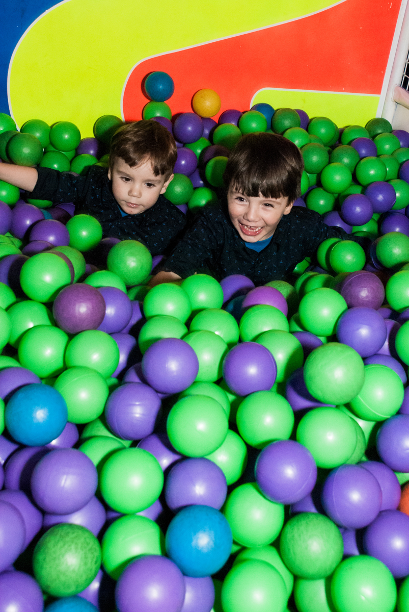 os dois caem na piscina de bolinas no Buffet Fábrica da Alegria, Morumbi, São Paulo aniversário de Arthur 4 anos e Alex 2, tema da festa Patrulha Canina