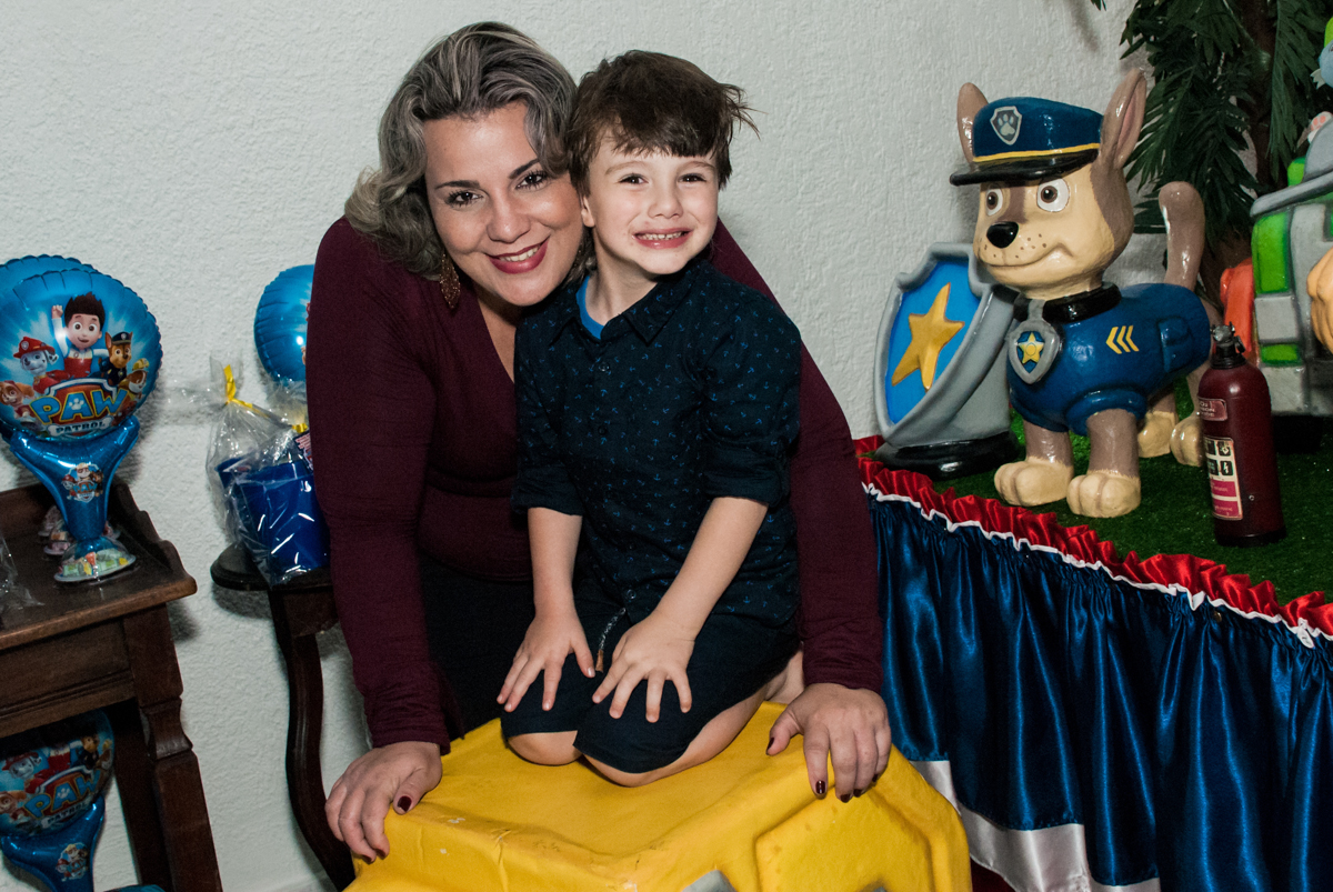 foto com a mamãe no Buffet Fábrica da Alegria, Morumbi, São Paulo aniversário de Arthur 4 anos e Alex 2, tema da festa Patrulha Canina