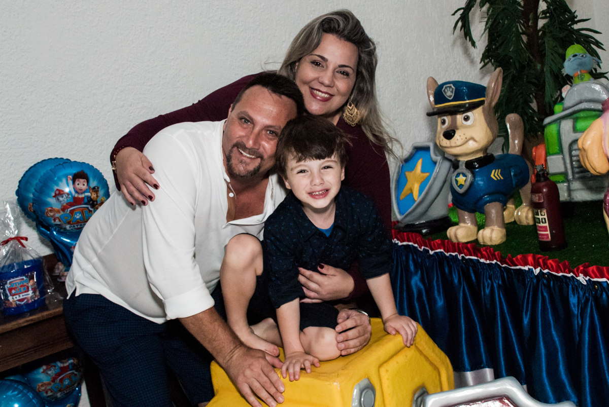 foto da família noBuffet Fábrica da Alegria, Morumbi, São Paulo aniversário de Arthur 4 anos e Alex 2, tema da festa Patrulha Canina