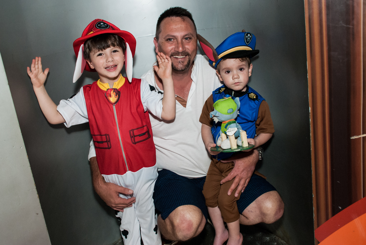 preparando para o parabéns no Buffet Fábrica da Alegria, Morumbi, São Paulo aniversário de Arthur 4 anos e Alex 2, tema da festa Patrulha Canina