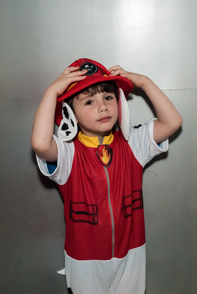 aniversariante com fantasia no Buffet Fábrica da Alegria, Morumbi, São Paulo aniversário de Arthur 4 anos e Alex 2, tema da festa Patrulha Canina