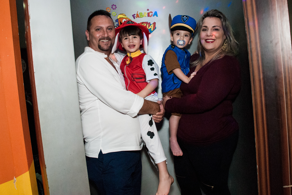 saindo da máquina do parabéns no Buffet Fábrica da Alegria, Morumbi, São Paulo aniversário de Arthur 4 anos e Alex 2, tema da festa Patrulha Canina