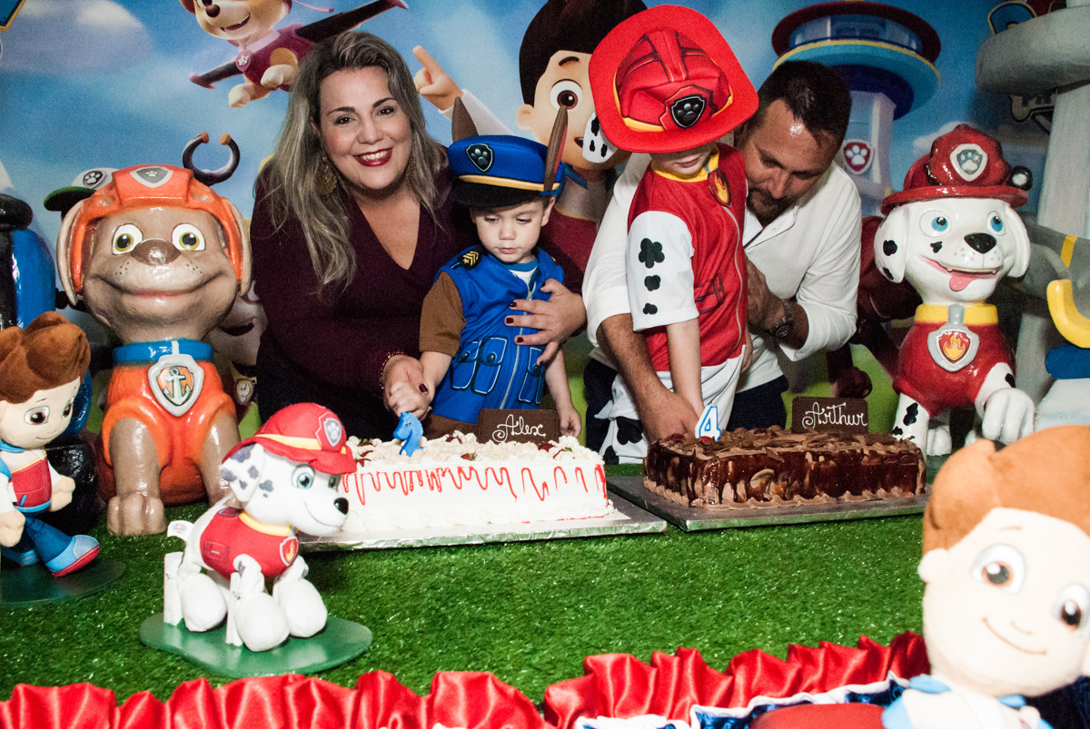 cortando o primeiro pedaço de bolo no Buffet Fábrica da Alegria, Morumbi, São Paulo aniversário de Arthur 4 anos e Alex 2, tema da festa Patrulha Canina