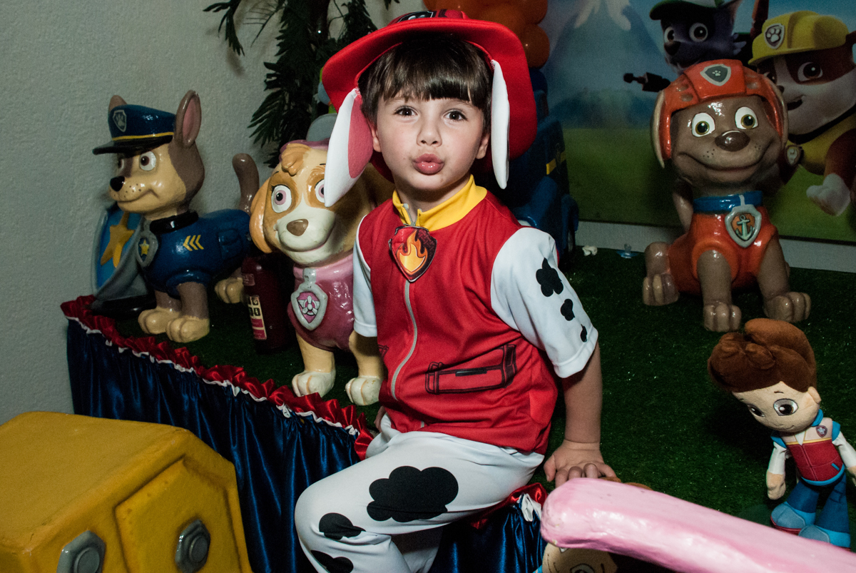 posando para a foto de fantasia no Buffet Fábrica da Alegria, Morumbi, São Paulo aniversário de Arthur 4 anos e Alex 2, tema da festa Patrulha Canina