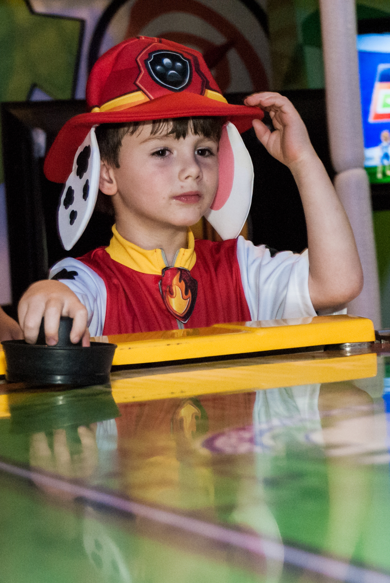 brincando no futebol de mesa no Buffet Fábrica da Alegria, Morumbi, São Paulo aniversário de Arthur 4 anos e Alex 2, tema da festa Patrulha Canina