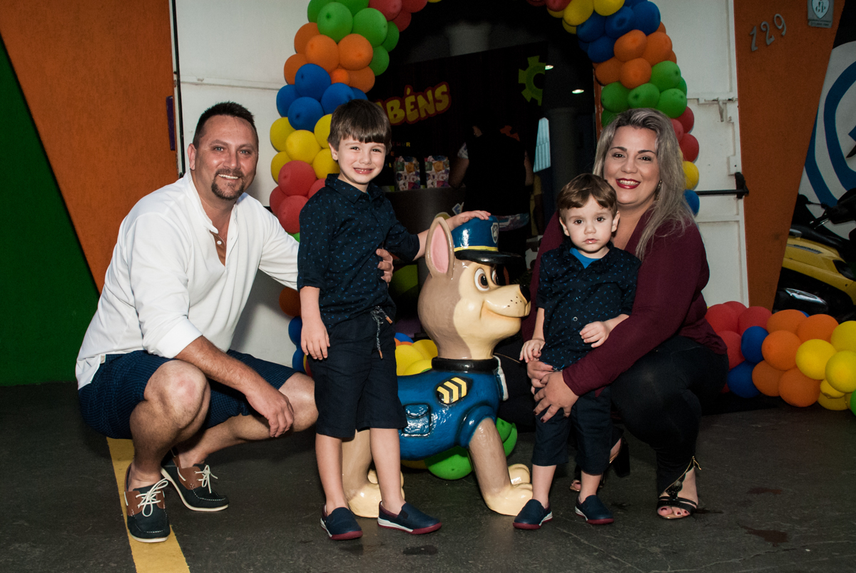 familia sendo fotografada no arco de bexigas no Buffet Fábrica da Alegria, Morumbi, São Paulo aniversário de Arthur 4 anos e Alex 2, tema da festa Patrulha Canina