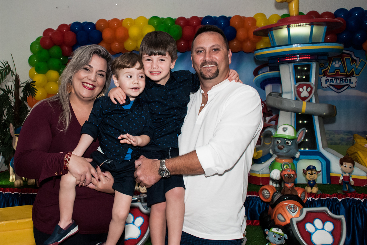 familia posa para as fotos no Buffet Fábrica da Alegria, Morumbi, São Paulo aniversário de Arthur 4 anos e Alex 2, tema da festa Patrulha Canina