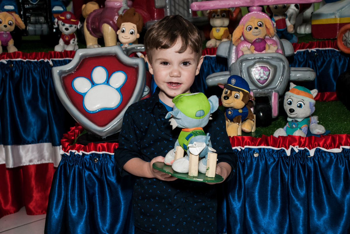 aniversariante com o personagem da mersa no Buffet Fábrica da Alegria, Morumbi, São Paulo aniversário de Arthur 4 anos e Alex 2, tema da festa Patrulha Canina