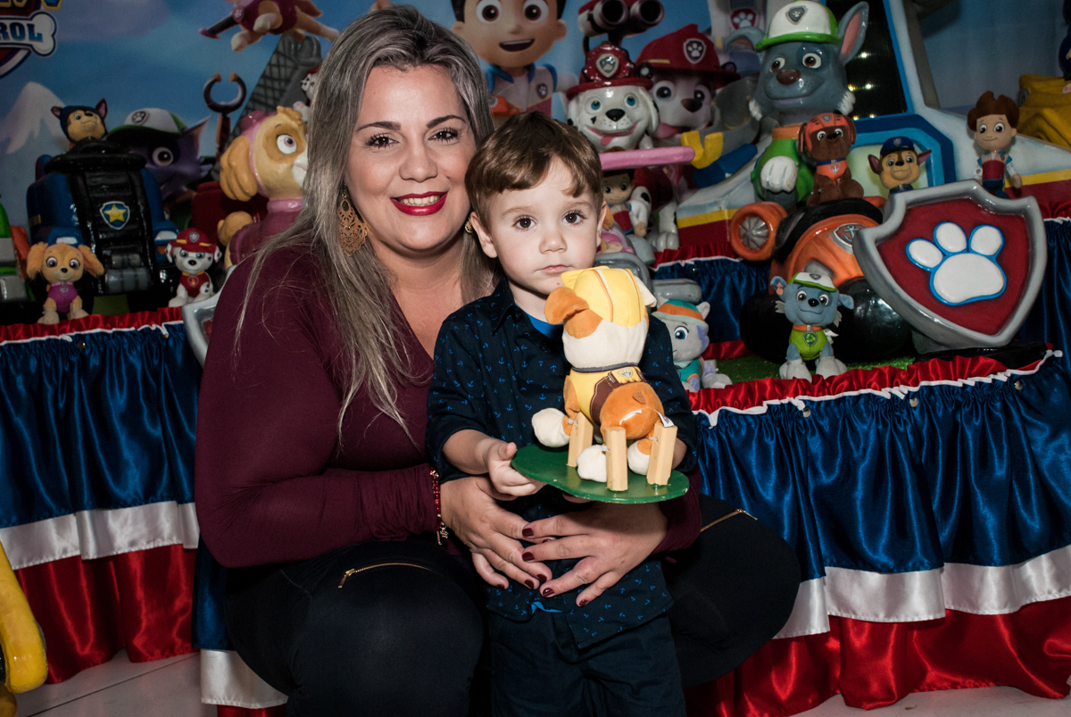 foto mãe e filho no Buffet Fábrica da Alegria, Morumbi, São Paulo aniversário de Arthur 4 anos e Alex 2, tema da festa Patrulha Canina