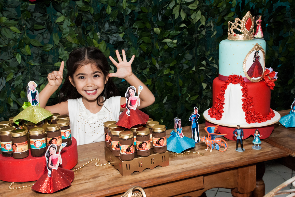 sorrisos para a fotografia no Buffet Fábrica da Alegria, Morumbi, São Paulo, aniversário de Isabela 6 anos, tema da festa Elena de Avalor