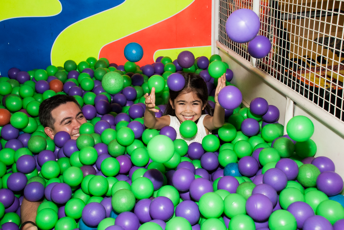 brincadeiras na piscina de bolinhas no Buffet Fábrica da Alegria, Morumbi, São Paulo, aniversário de Isabela 6 anos, tema da festa Elena de Avalor