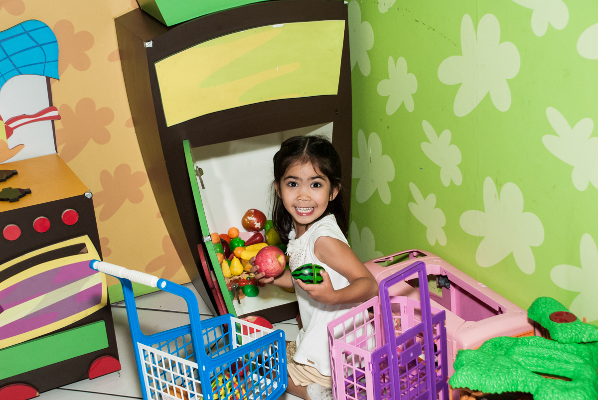 fazendo compras no mercadinho no Buffet Fábrica da Alegria, Morumbi, São Paulo, aniversário de Isabela 6 anos, tema da festa Elena de Avalor
