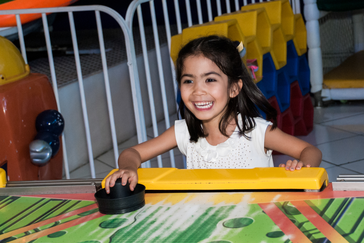 jogo de futebol de mesa no Buffet Fábrica da Alegria, Morumbi, São Paulo, aniversário de Isabela 6 anos, tema da festa Elena de Avalor