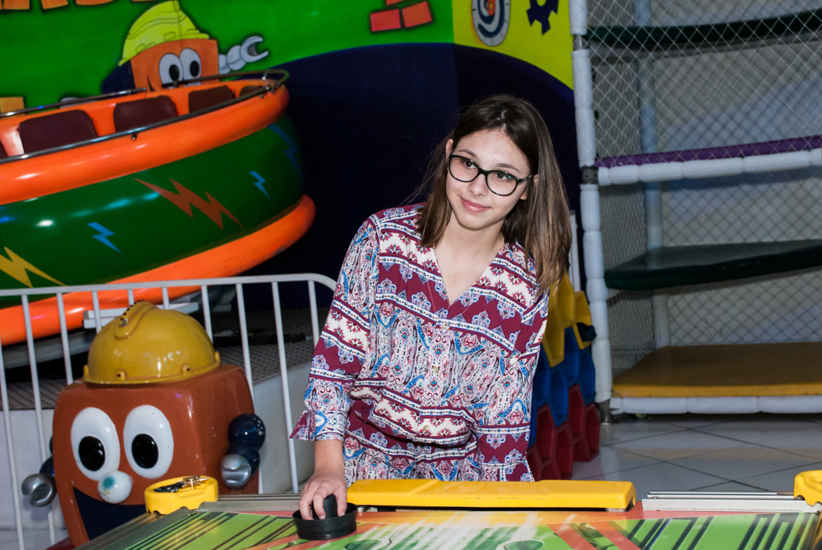 comemorando gol no Buffet Fábrica da Alegria, Morumbi, São Paulo, aniversário de Isabela 6 anos, tema da festa Elena de Avalor