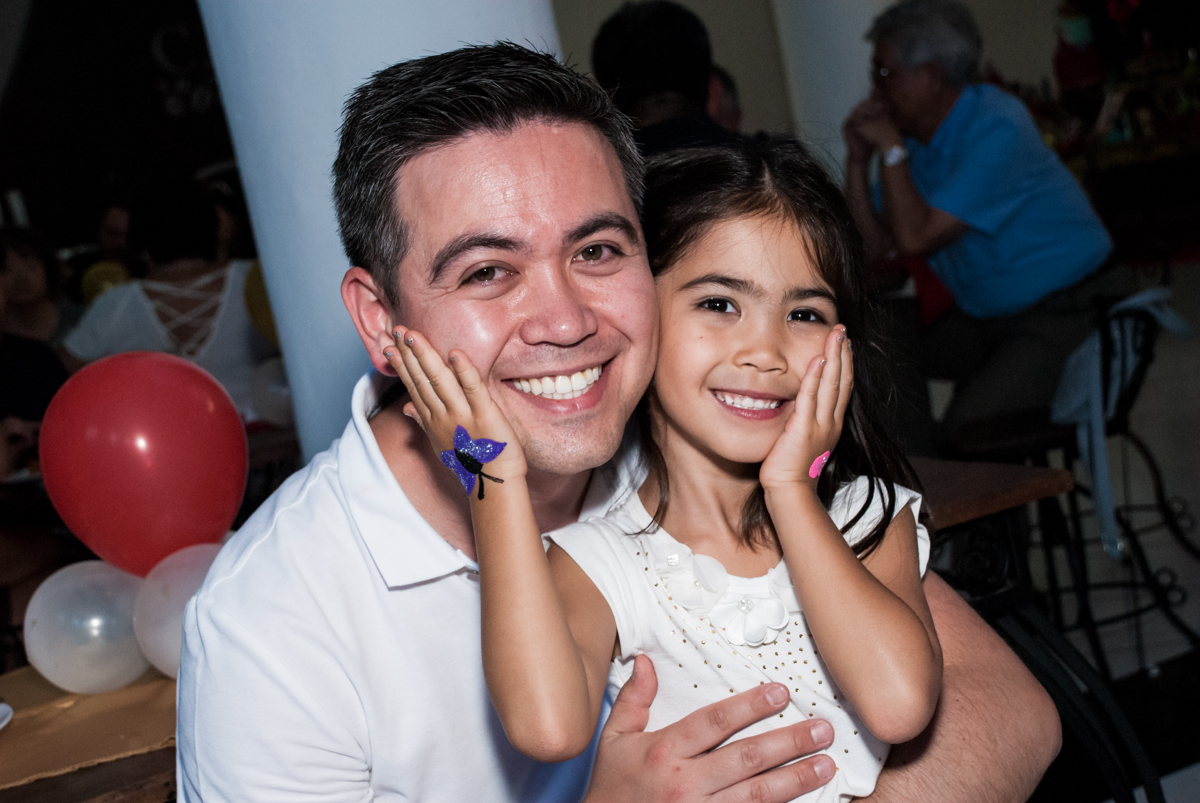 carinho do papai no Buffet Fábrica da Alegria, Morumbi, São Paulo, aniversário de Isabela 6 anos, tema da festa Elena de Avalor
