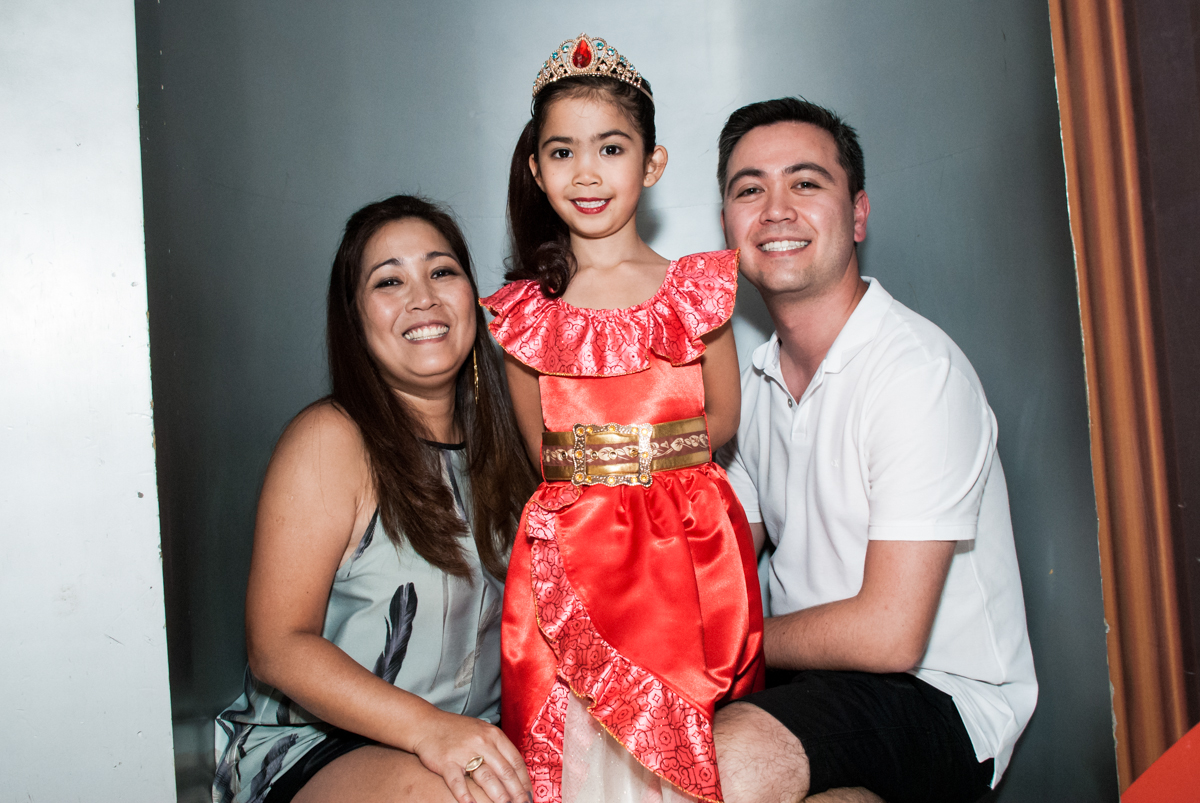 preparando para o parabéns no Buffet Fábrica da Alegria, Morumbi, São Paulo, aniversário de Isabela 6 anos, tema da festa Elena de Avalor