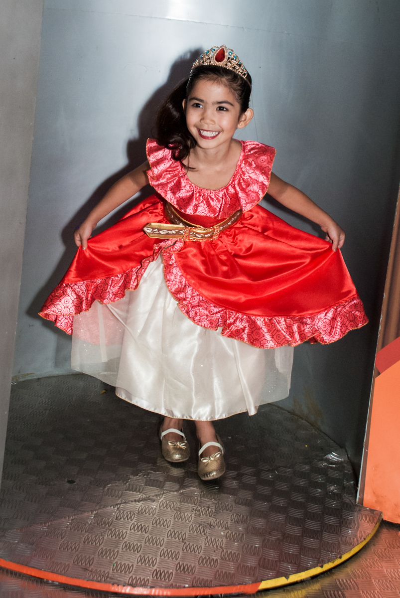 pose para a foto na máquina do parabéns no Buffet Fábrica da Alegria, Morumbi, São Paulo, aniversário de Isabela 6 anos, tema da festa Elena de Avalor
