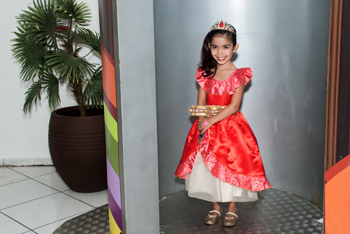 saindo da máquina do parabéns no Buffet Fábrica da Alegria, Morumbi, São Paulo, aniversário de Isabela 6 anos, tema da festa Elena de Avalor