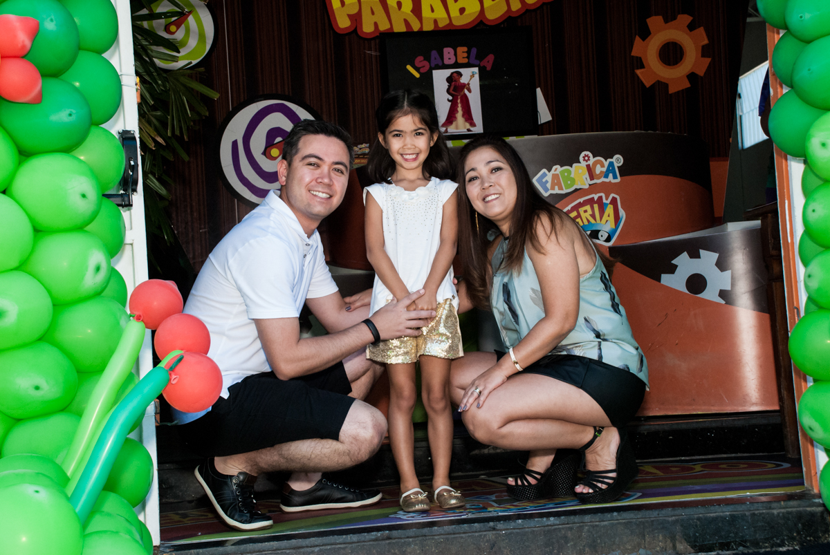 fotografia da família no Buffet Fábrica da Alegria, Morumbi, São Paulo, aniversário de Isabela 6 anos, tema da festa Elena de Avalor
