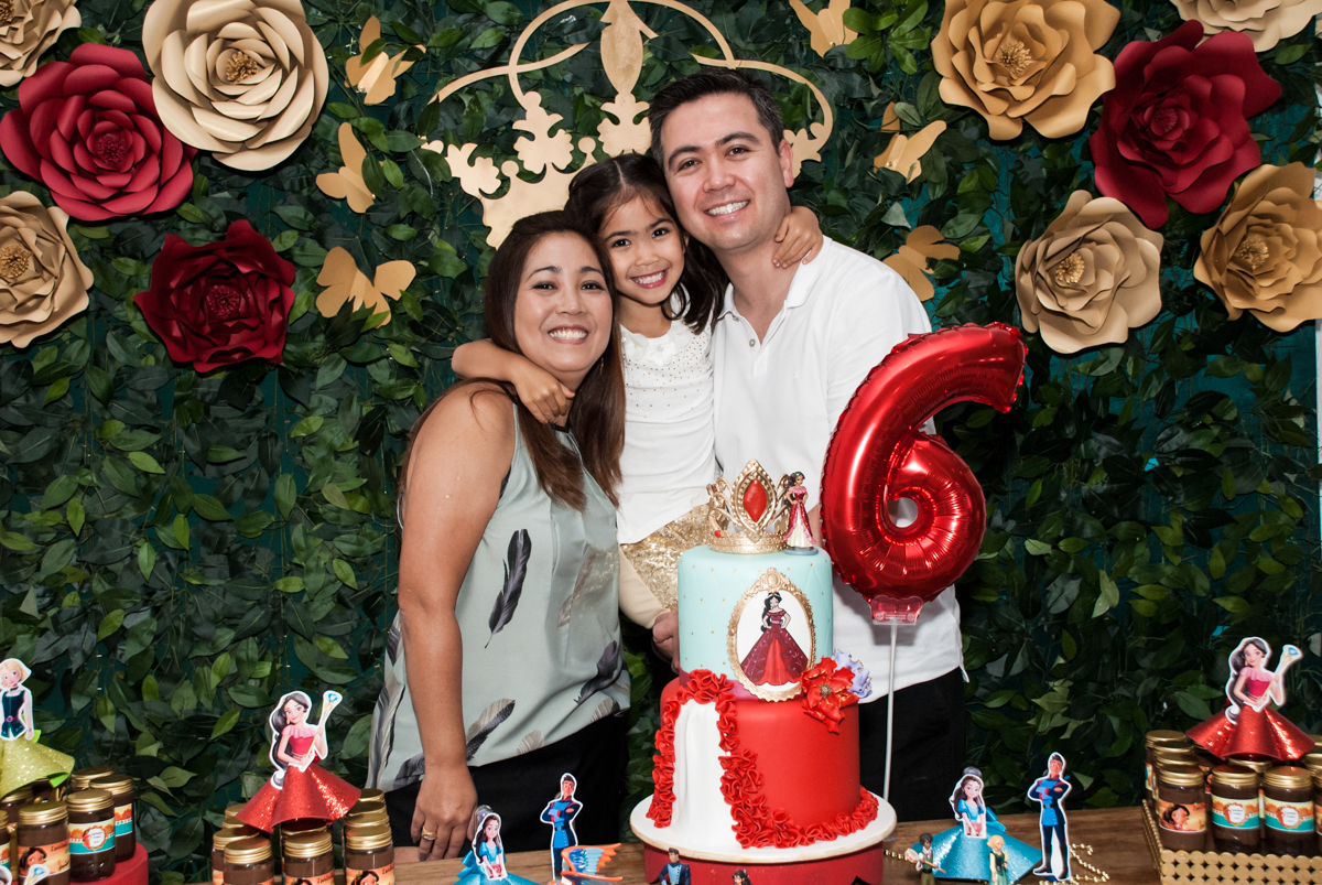 família posa para a foto no Buffet Fábrica da Alegria, Morumbi, São Paulo, aniversário de Isabela 6 anos, tema da festa Elena de Avalor