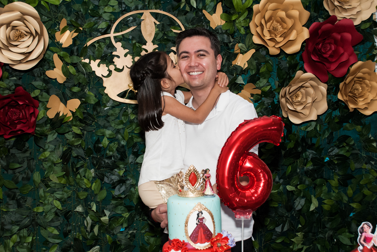 foto pai e filho no Buffet Fábrica da Alegria, Morumbi, São Paulo, aniversário de Isabela 6 anos, tema da festa Elena de Avalor