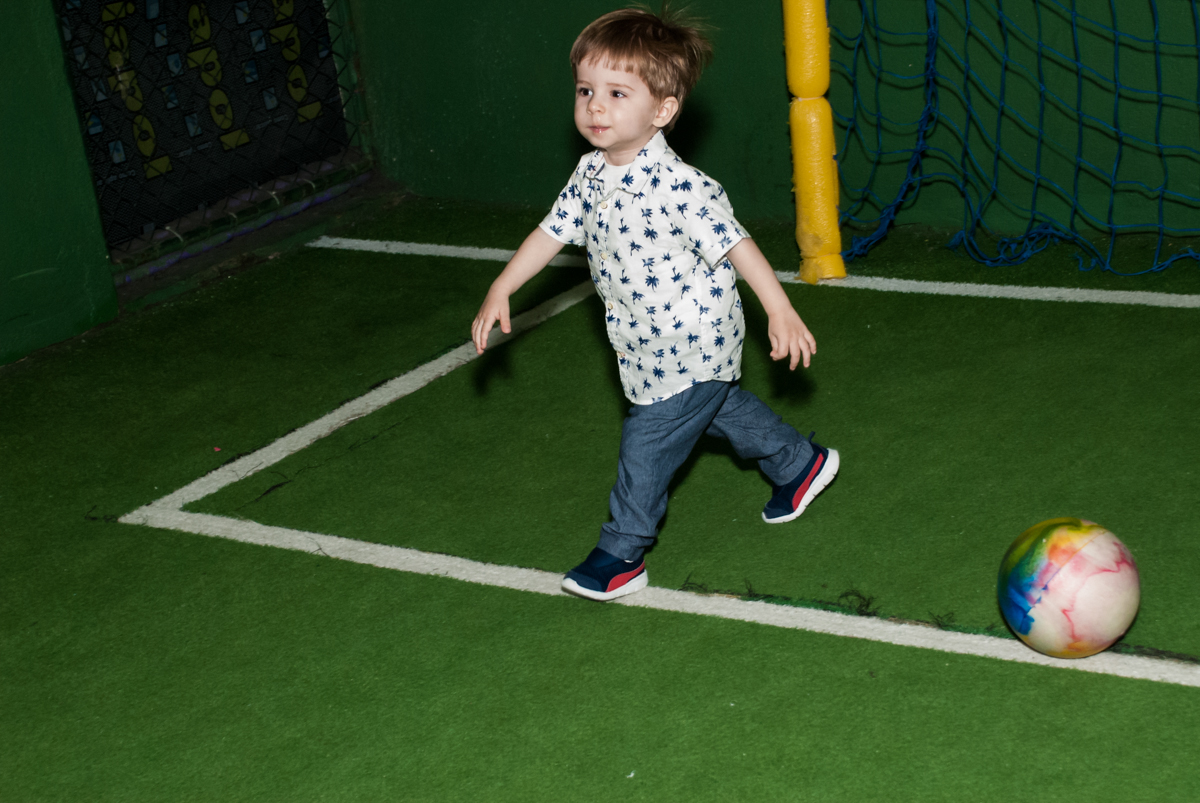correndo no campo de futebol no Buffet Bugui Ugui, Vila Santa Catarina, São Paulo, aniversário de Gabriel 2 anos tema da festa Galinha Pintadina