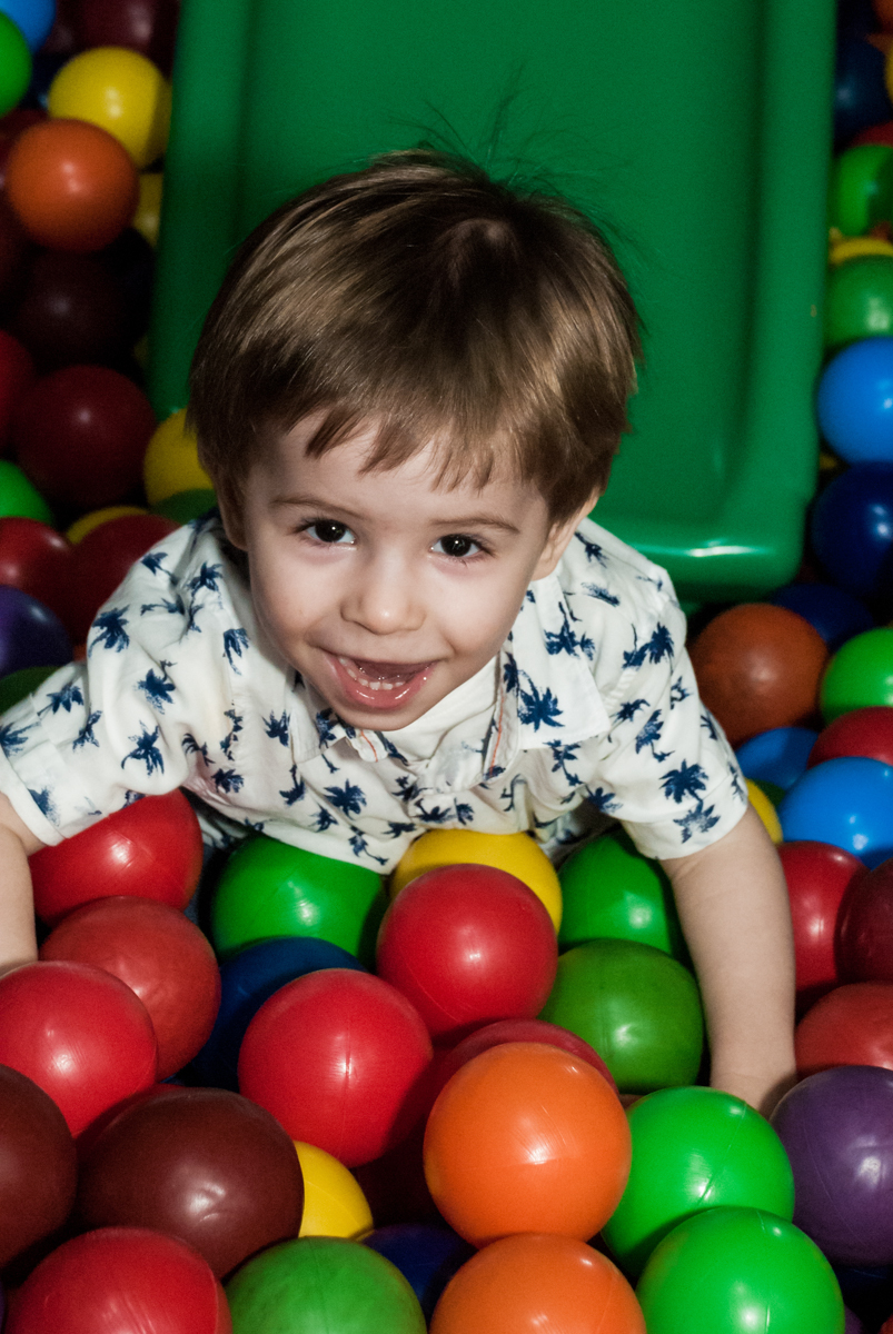caindo na piscina de bolinhas no Buffet Bugui Ugui, Vila Santa Catarina, São Paulo, aniversário de Gabriel 2 anos tema da festa Galinha Pintadina