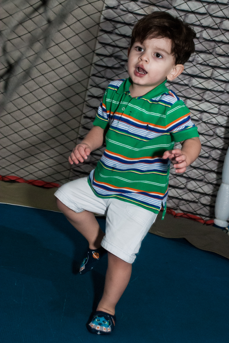 cama elástica divertida no Buffet Bugui Ugui, Vila Santa Catarina, São Paulo, aniversário de Gabriel 2 anos tema da festa Galinha Pintadina