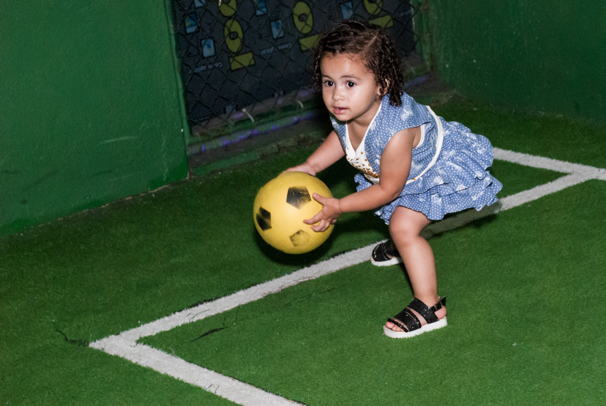 jogando futebol no Buffet Bugui Ugui, Vila Santa Catarina, São Paulo, aniversário de Gabriel 2 anos tema da festa Galinha Pintadina
