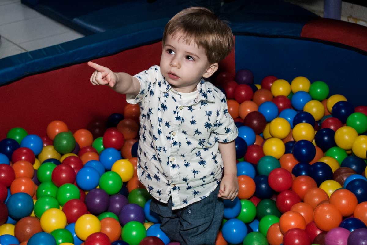 caindo na piscina de bolinha no Buffet Bugui Ugui, Vila Santa Catarina, São Paulo, aniversário de Gabriel 2 anos tema da festa Galinha Pintadina