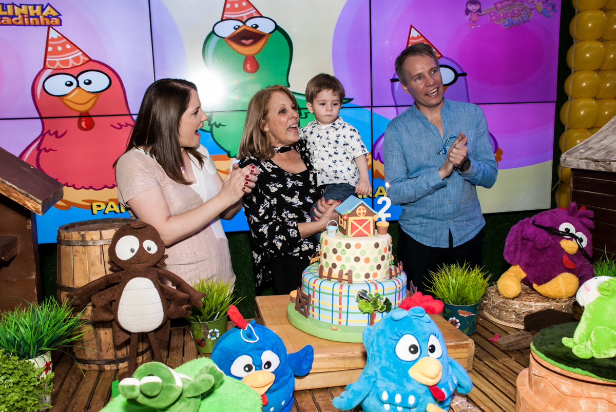 hora do parabéns no Buffet Bugui Ugui, Vila Santa Catarina, São Paulo, aniversário de Gabriel 2 anos tema da festa Galinha Pintadina