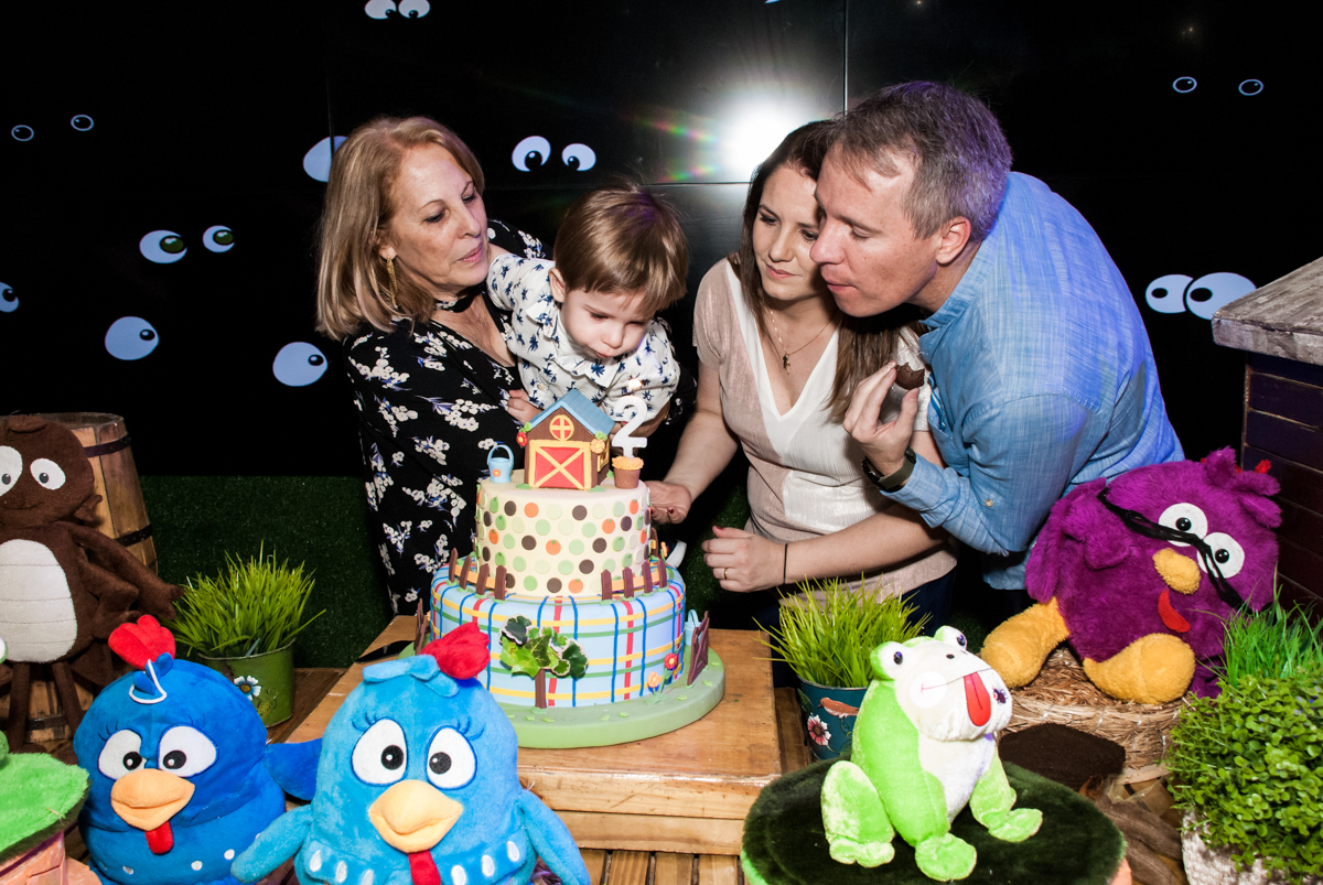 soprando a vela do bolo no Buffet Bugui Ugui, Vila Santa Catarina, São Paulo, aniversário de Gabriel 2 anos tema da festa Galinha Pintadina