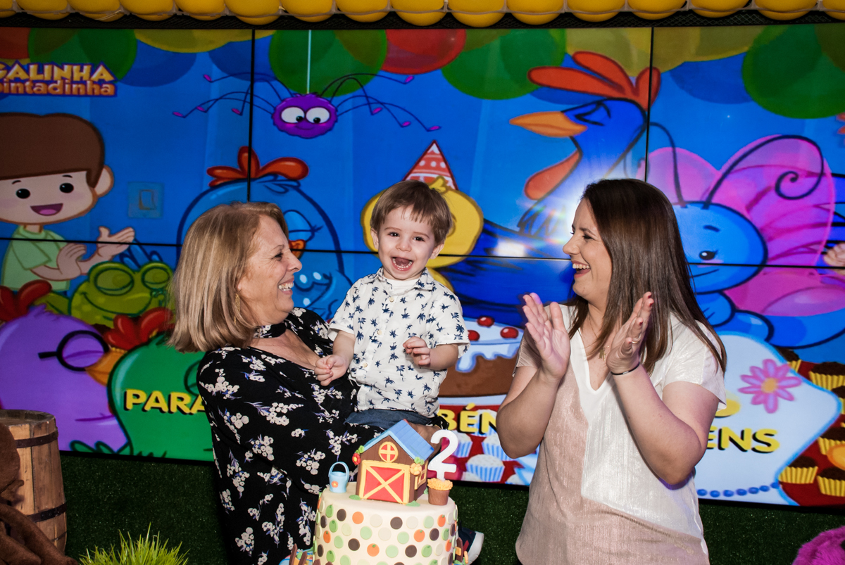 alegria no parabéns no Buffet Bugui Ugui, Vila Santa Catarina, São Paulo, aniversário de Gabriel 2 anos tema da festa Galinha Pintadina