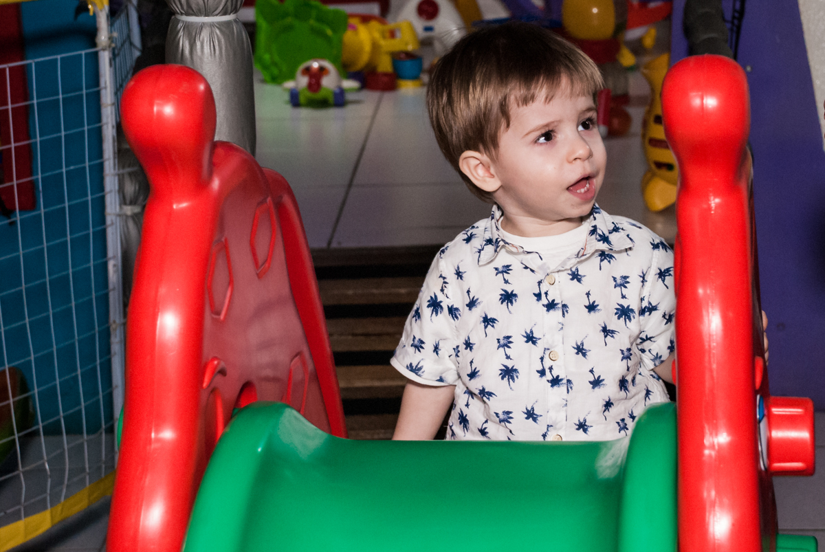 final de festa no Buffet Bugui Ugui, Vila Santa Catarina, São Paulo, aniversário de Gabriel 2 anos tema da festa Galinha Pintadina
