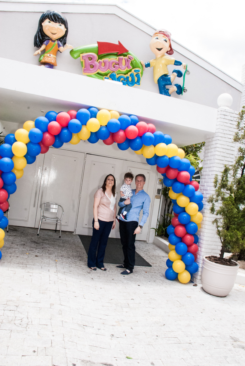 fotografia feita no arco de bexigas no Buffet Bugui Ugui, Vila Santa Catarina, São Paulo, aniversário de Gabriel 2 anos tema da festa Galinha Pintadina