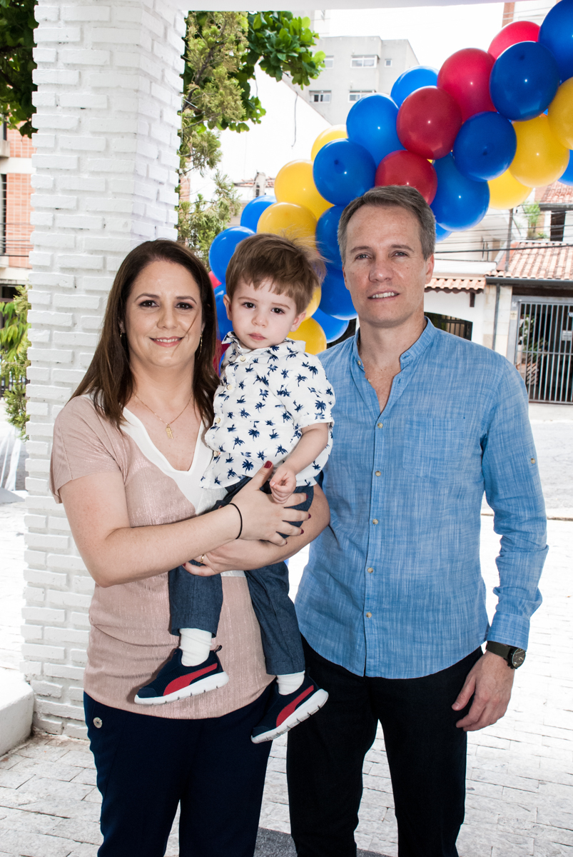 entrada da família no Buffet Bugui Ugui, Vila Santa Catarina, São Paulo, aniversário de Gabriel 2 anos tema da festa Galinha Pintadina
