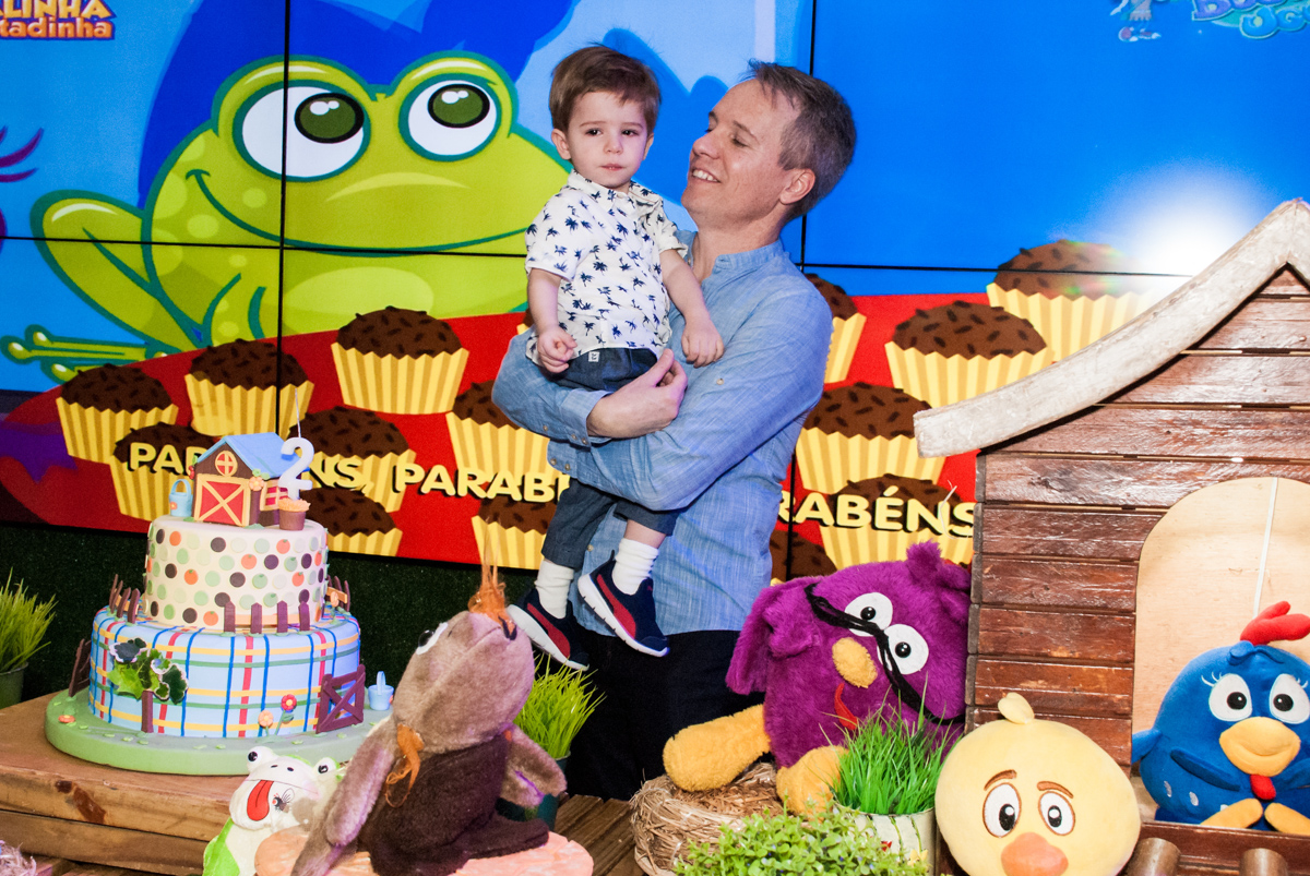 foto pai e filho no Buffet Bugui Ugui, Vila Santa Catarina, São Paulo, aniversário de Gabriel 2 anos tema da festa Galinha Pintadina