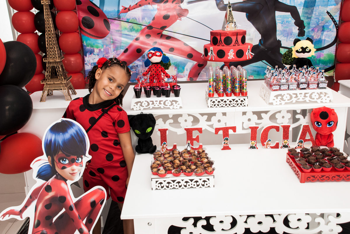 pose para a foto no Condominio Vila São Francisco aniversário de Letícia 5 anos, tema da festa miraculos