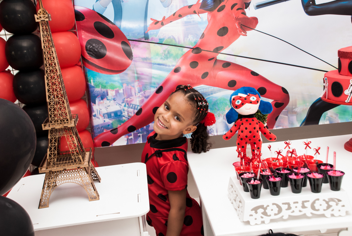 pose de princesa par a foto no Condominio Vila São Francisco aniversário de Letícia 5 anos, tema da festa miraculos