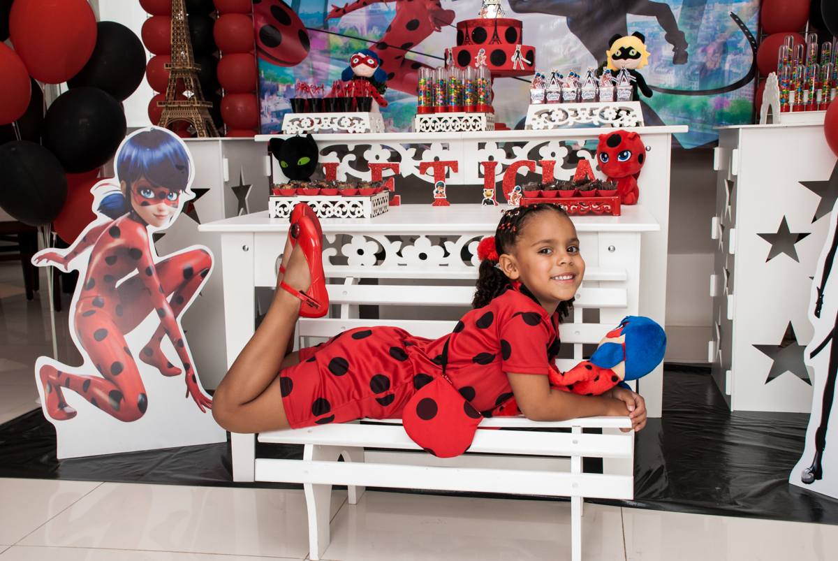 posando como modelo no Condominio Vila São Francisco aniversário de Letícia 5 anos, tema da festa miraculos